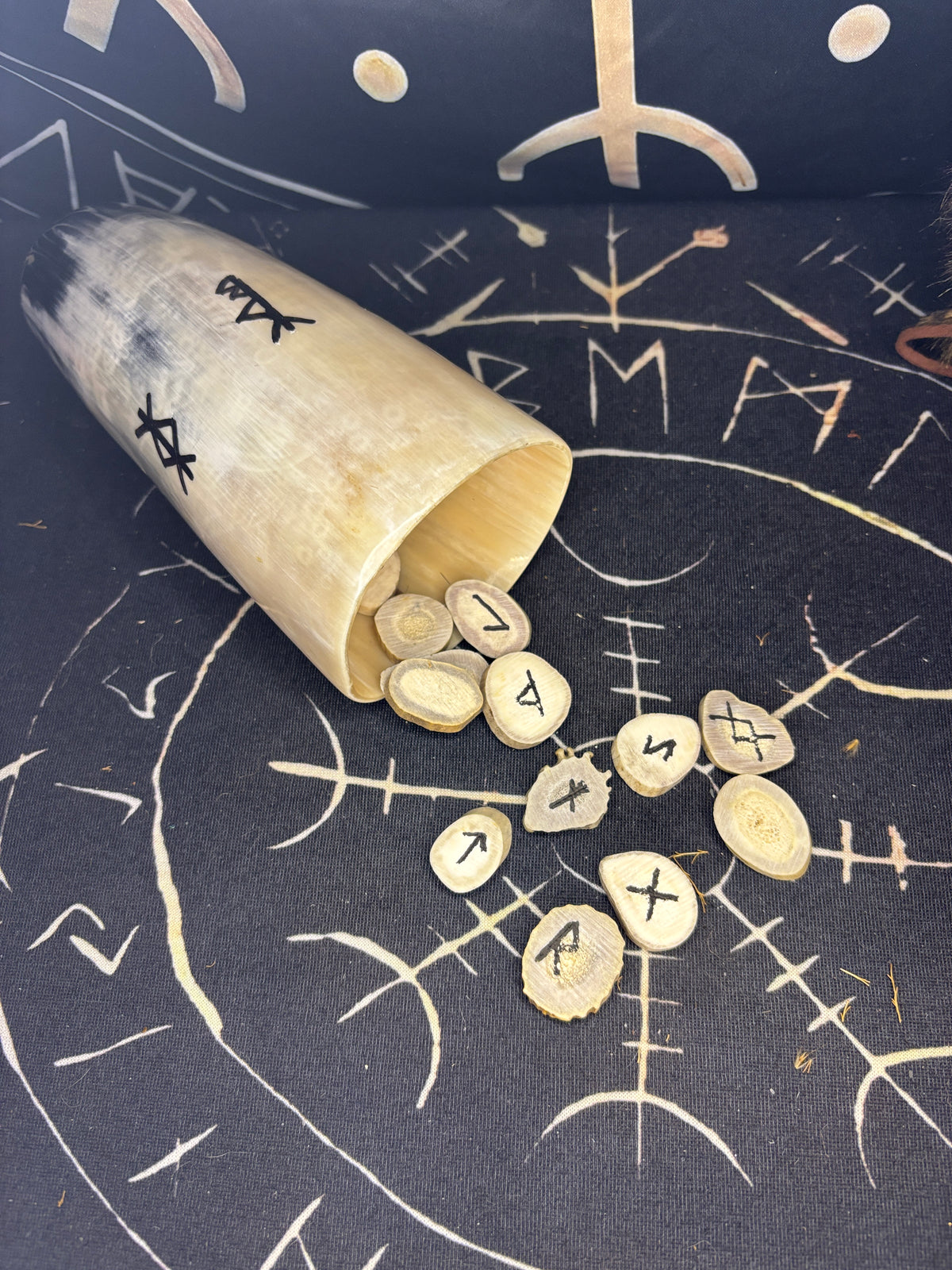 Eikþyrnir's Horn Rune Set